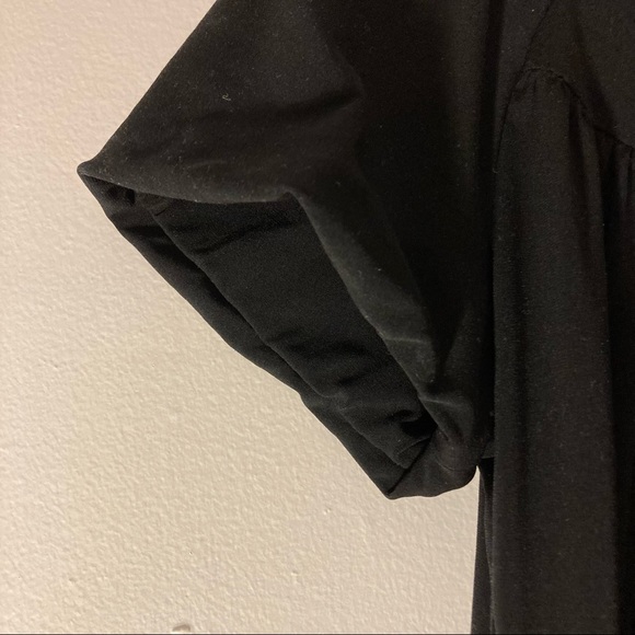 FREE IF BUNDLED Black Top Short Sleeve Scoopneck Pleated Blouse Medium EUC - Picture 4 of 9